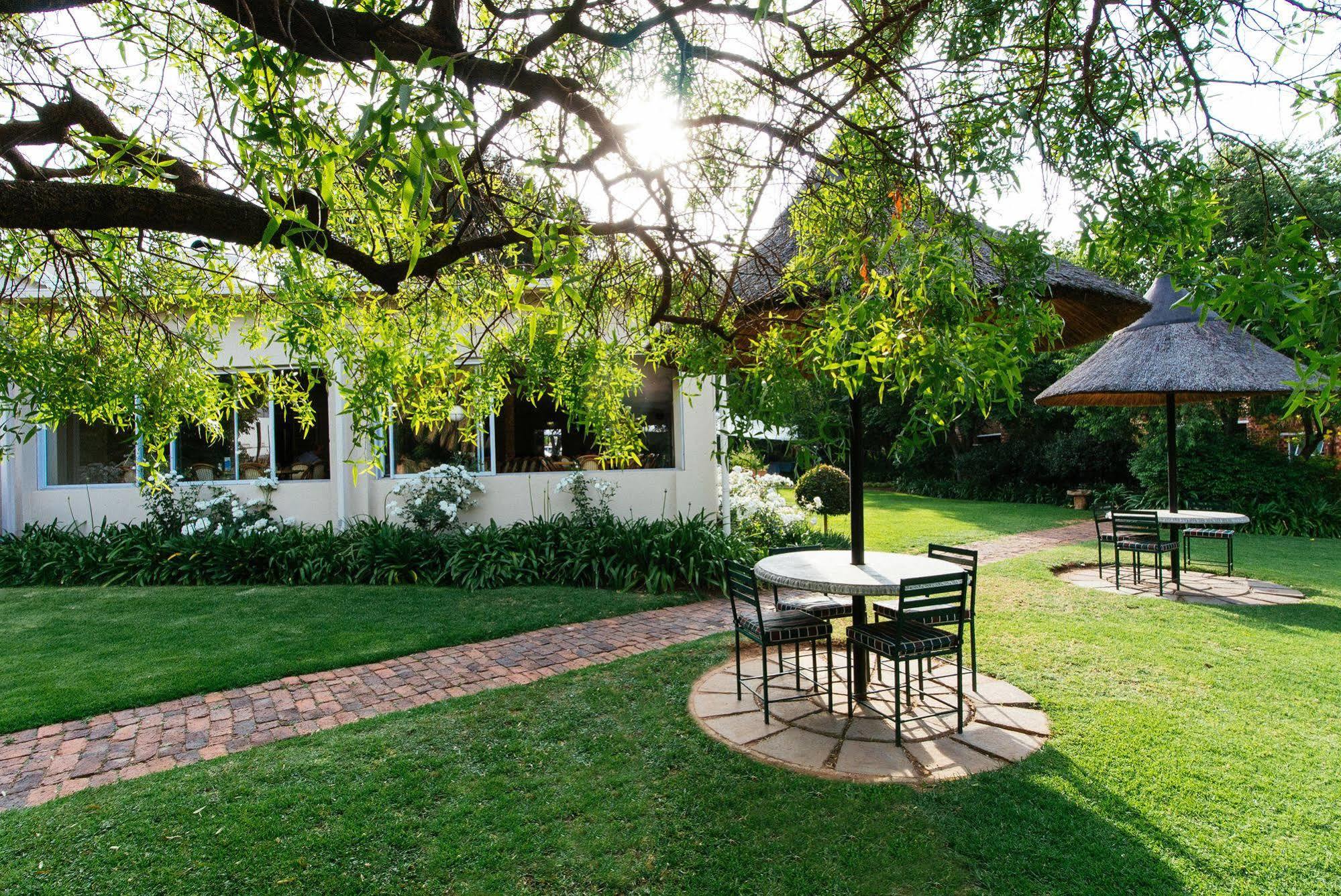 เซดาร์ วู้ดส์ ออฟ แซนด์ตัน โฮเต็ล Hotel ภายนอก รูปภาพ